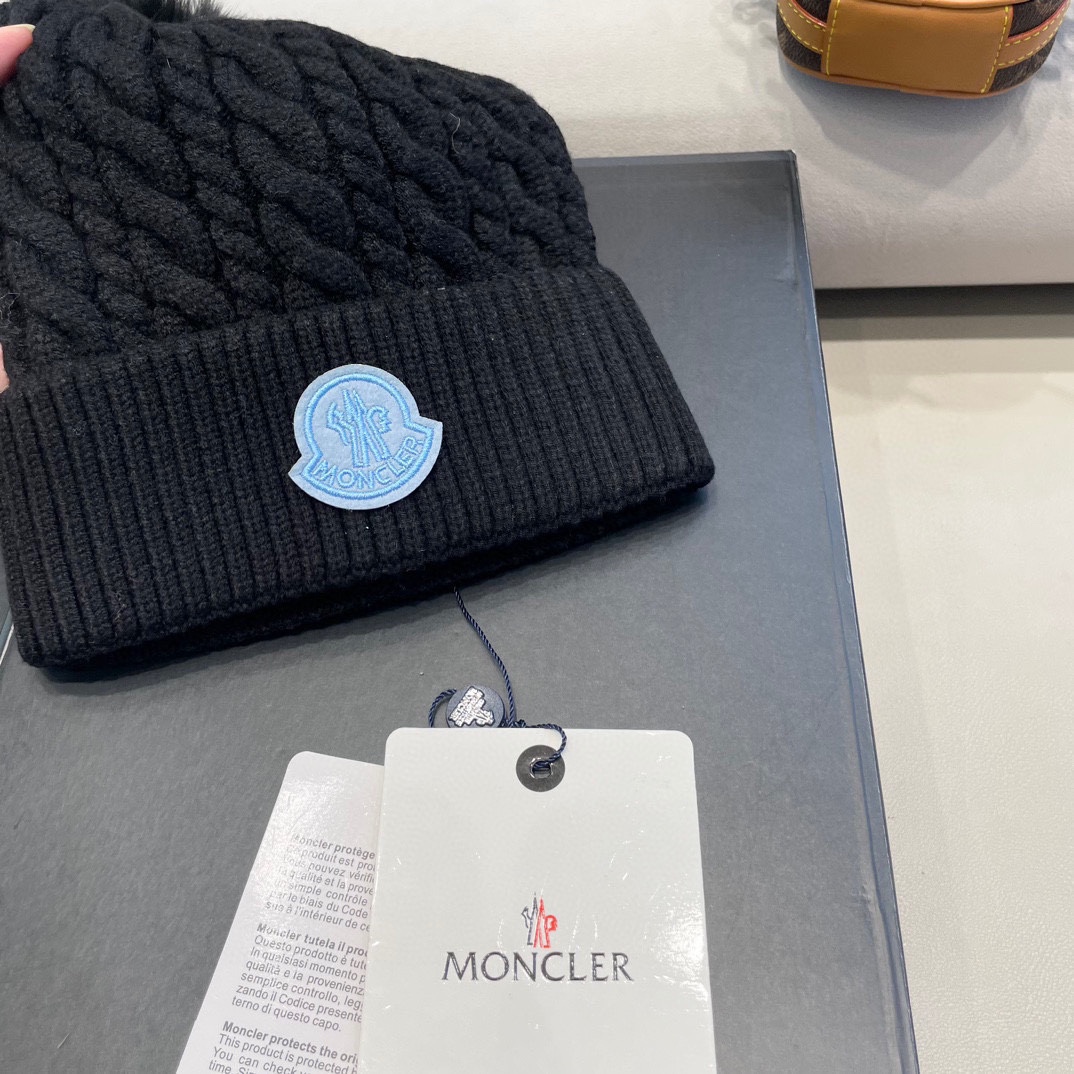   蒙口moncler 带球针织毛线帽！小姐姐的冬日最爱～随便搭配什么衣服都好看！又减龄又显可爱的一款～