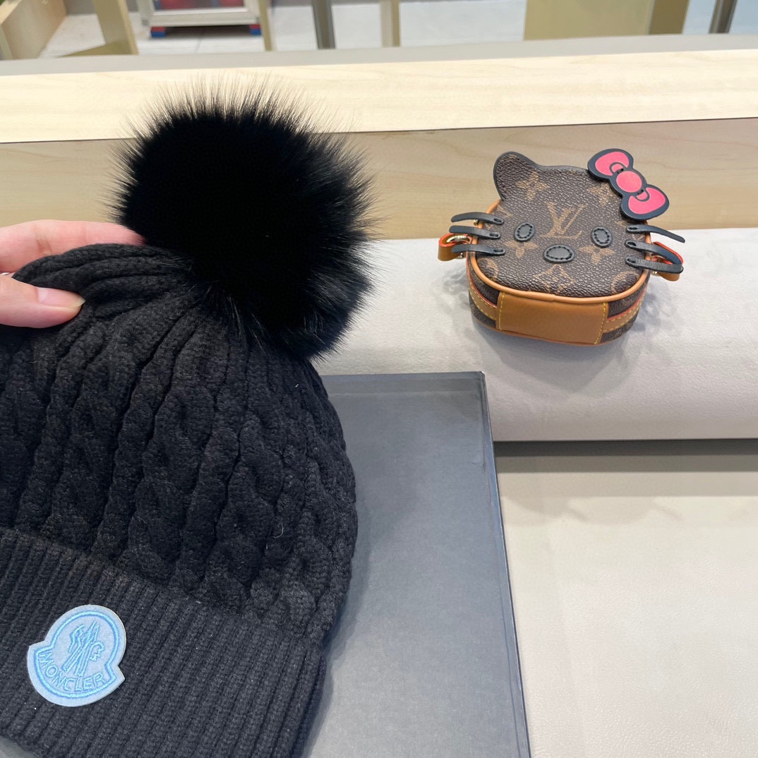   蒙口moncler 带球针织毛线帽！小姐姐的冬日最爱～随便搭配什么衣服都好看！又减龄又显可爱的一款～
