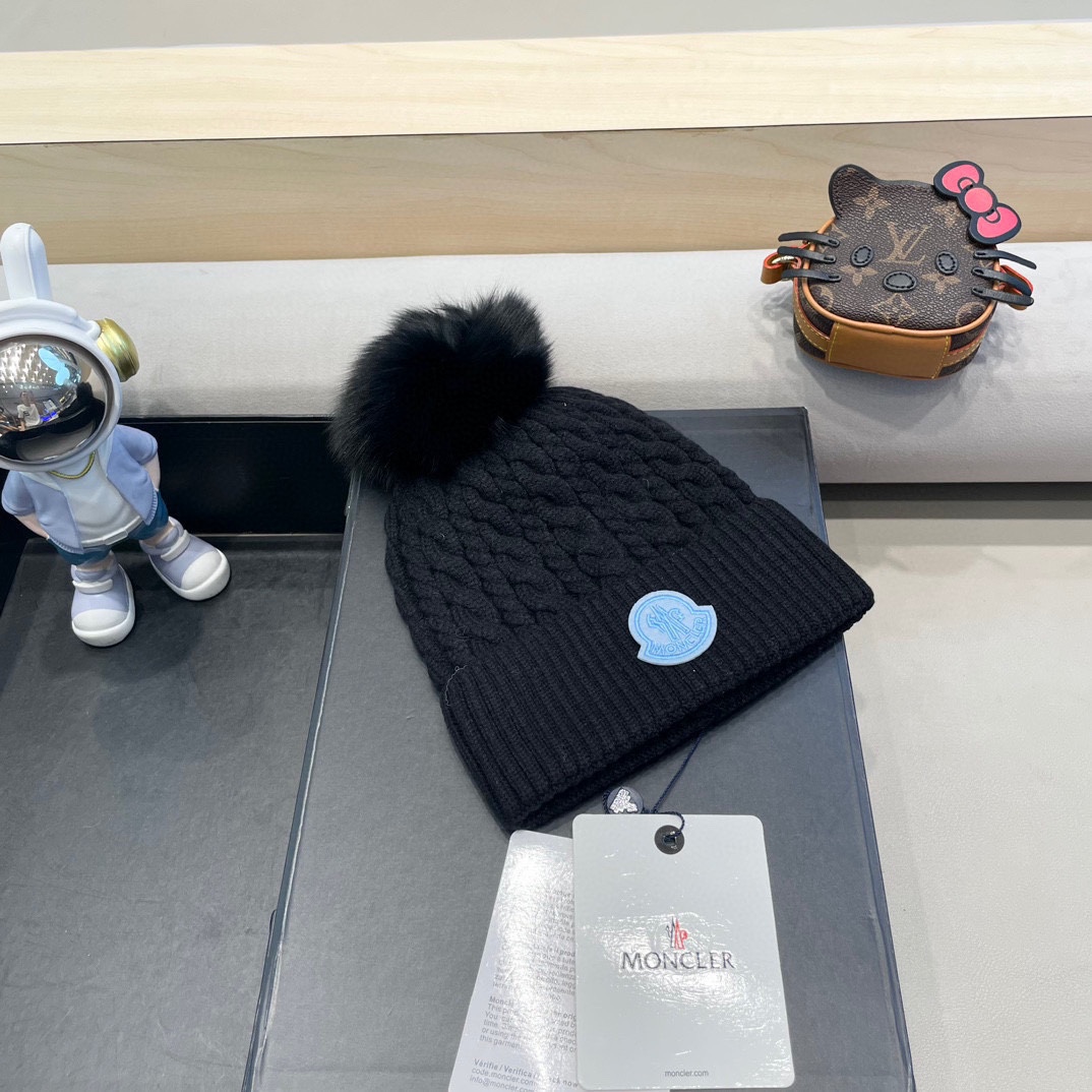   蒙口moncler 带球针织毛线帽！小姐姐的冬日最爱～随便搭配什么衣服都好看！又减龄又显可爱的一款～