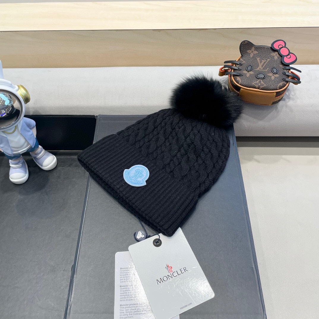   蒙口moncler 带球针织毛线帽！小姐姐的冬日最爱～随便搭配什么衣服都好看！又减龄又显可爱的一款～