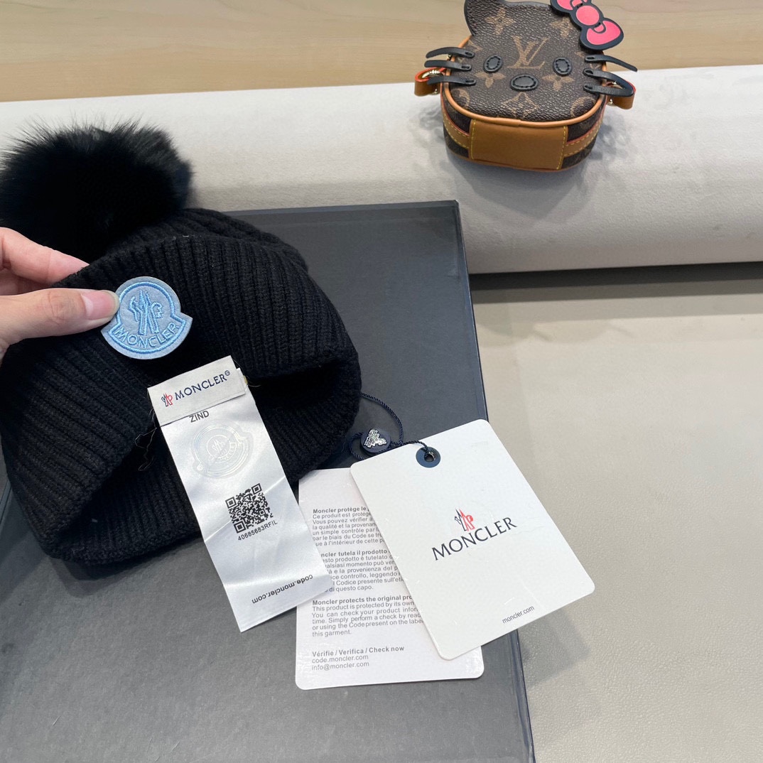   蒙口moncler 带球针织毛线帽！小姐姐的冬日最爱～随便搭配什么衣服都好看！又减龄又显可爱的一款～