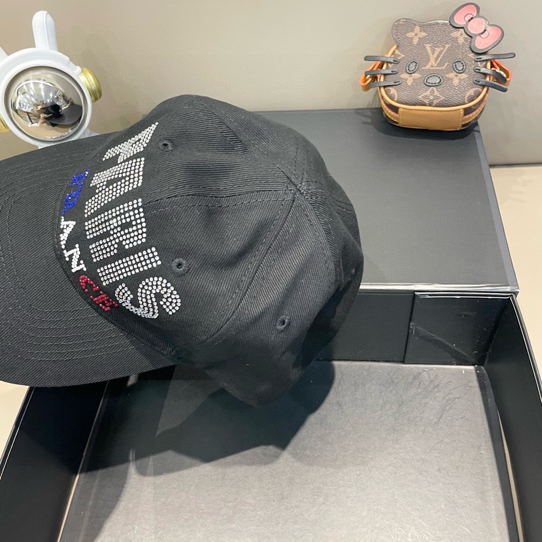   BALENCIAGA巴黎世家🆕春款新款个性棒球帽，高品质透气性巨佳，四季佩戴款
高颜值时尚单品！
男