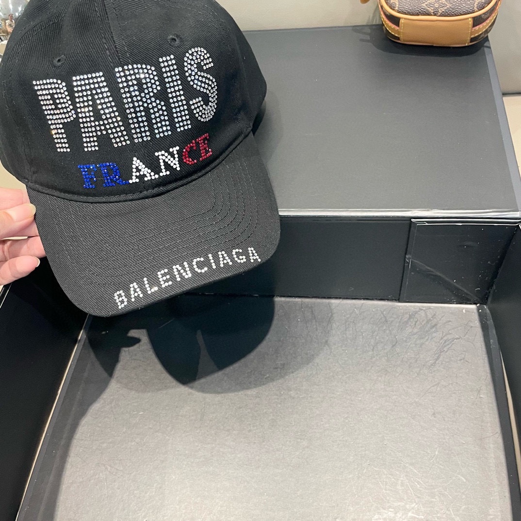   BALENCIAGA巴黎世家🆕春款新款个性棒球帽，高品质透气性巨佳，四季佩戴款
高颜值时尚单品！
男
