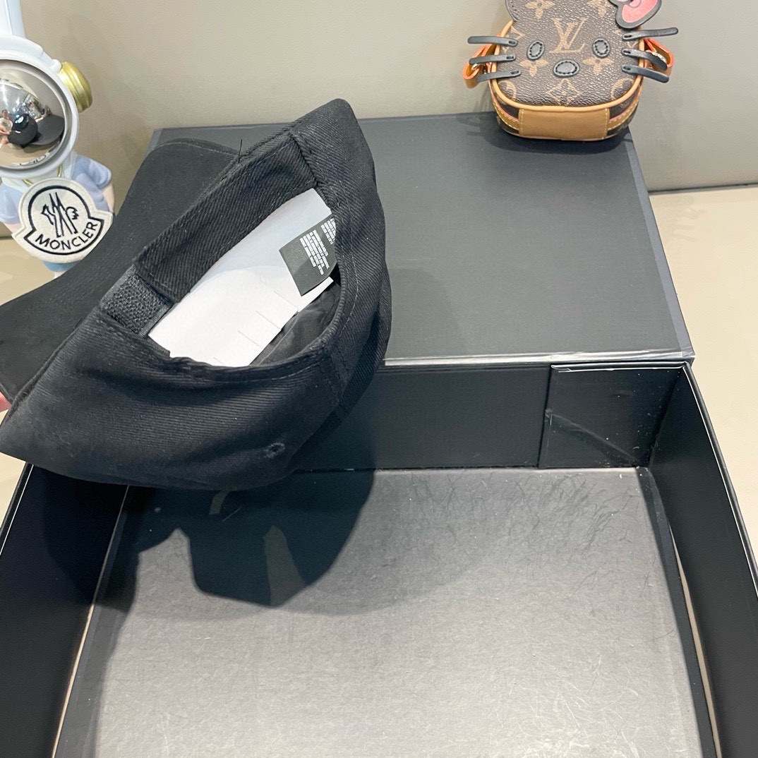   BALENCIAGA巴黎世家🆕春款新款个性棒球帽，高品质透气性巨佳，四季佩戴款
高颜值时尚单品！
男