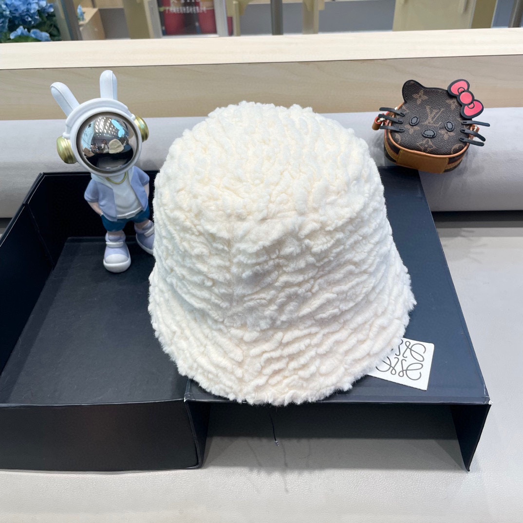 Loew*羊羔毛渔夫帽✔️满满精致的细节让人爱不释手，时髦精们都应有一顶😎定制面料 质感扛扛的