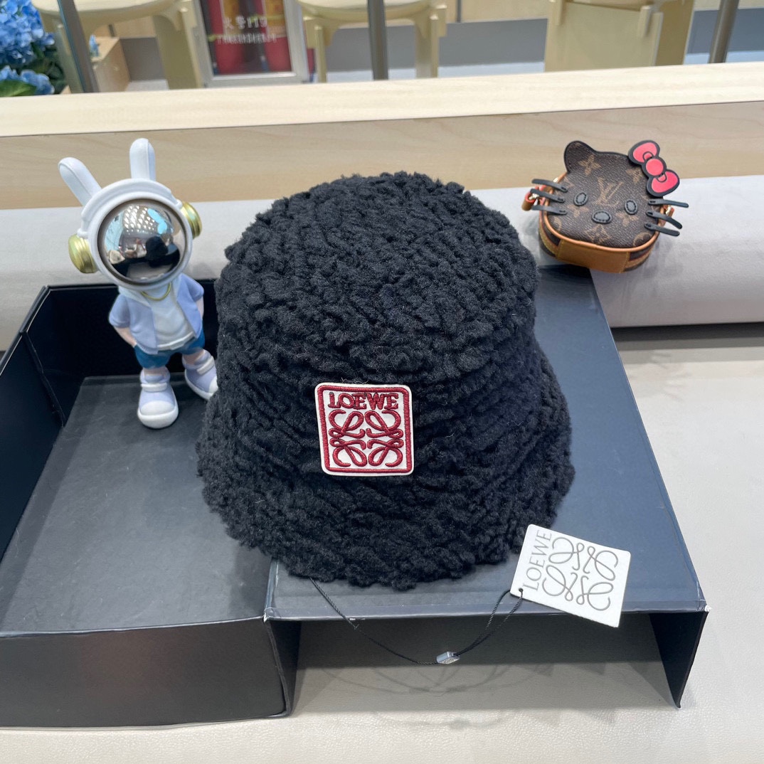Loew*羊羔毛渔夫帽✔️满满精致的细节让人爱不释手，时髦精们都应有一顶😎定制面料 质感扛扛的