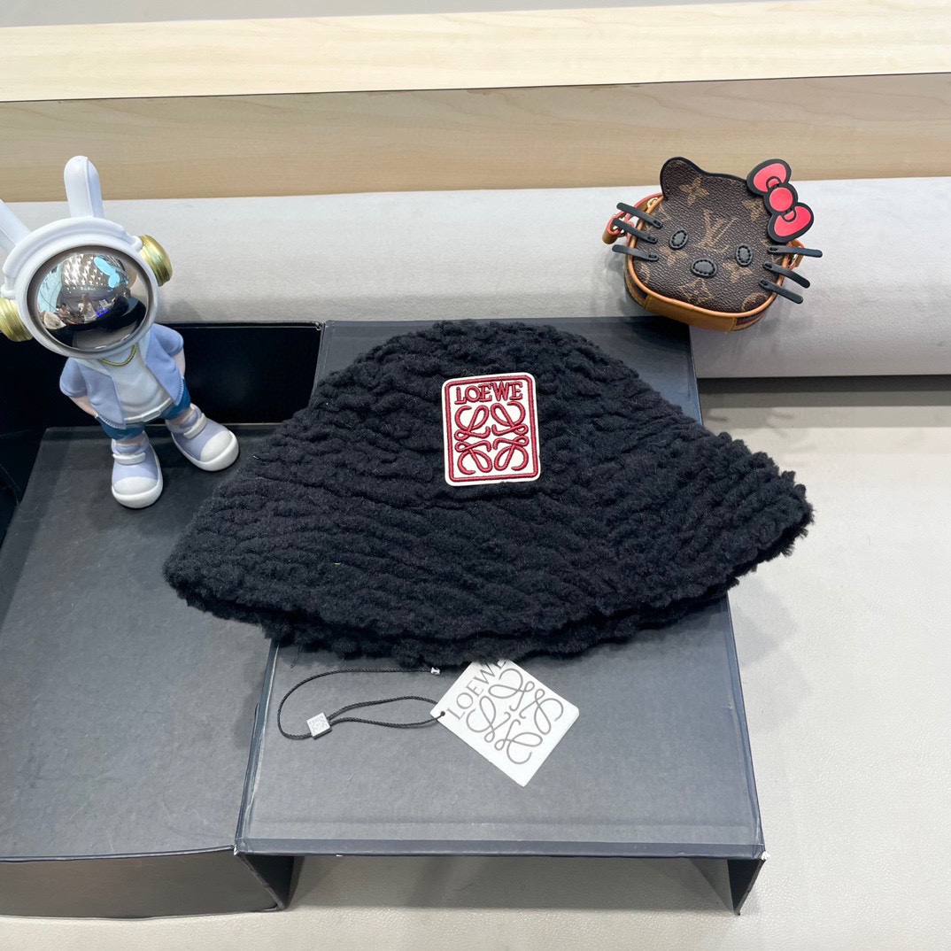 Loew*羊羔毛渔夫帽✔️满满精致的细节让人爱不释手，时髦精们都应有一顶😎定制面料 质感扛扛的