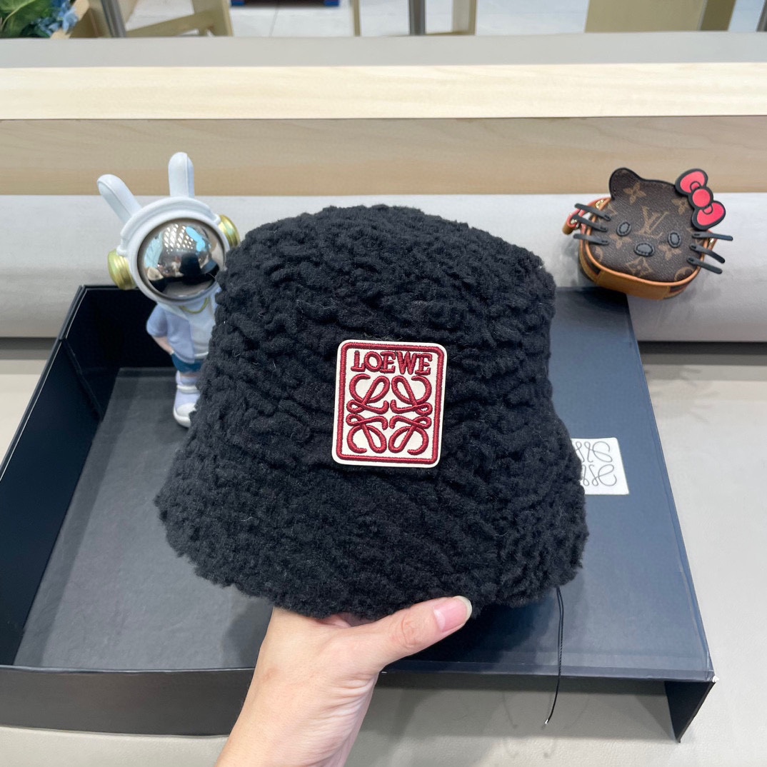 Loew*羊羔毛渔夫帽✔️满满精致的细节让人爱不释手，时髦精们都应有一顶😎定制面料 质感扛扛的