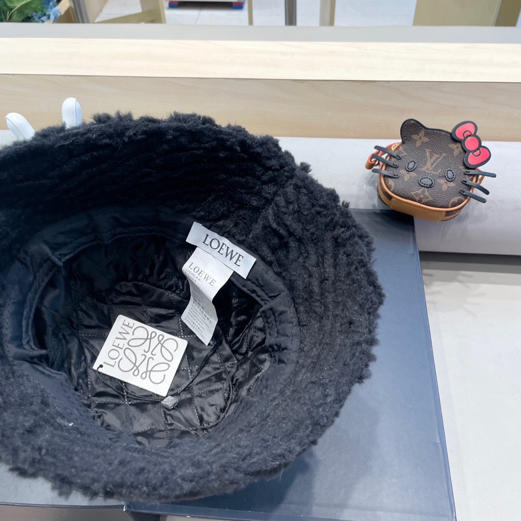 Loew*羊羔毛渔夫帽✔️满满精致的细节让人爱不释手，时髦精们都应有一顶😎定制面料 质感扛扛的
