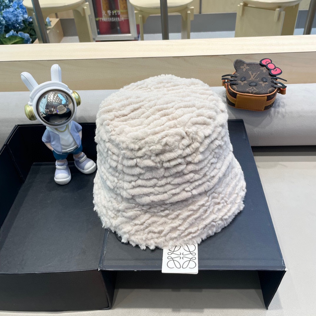 Loew*羊羔毛渔夫帽✔️满满精致的细节让人爱不释手，时髦精们都应有一顶😎定制面料 质感扛扛的