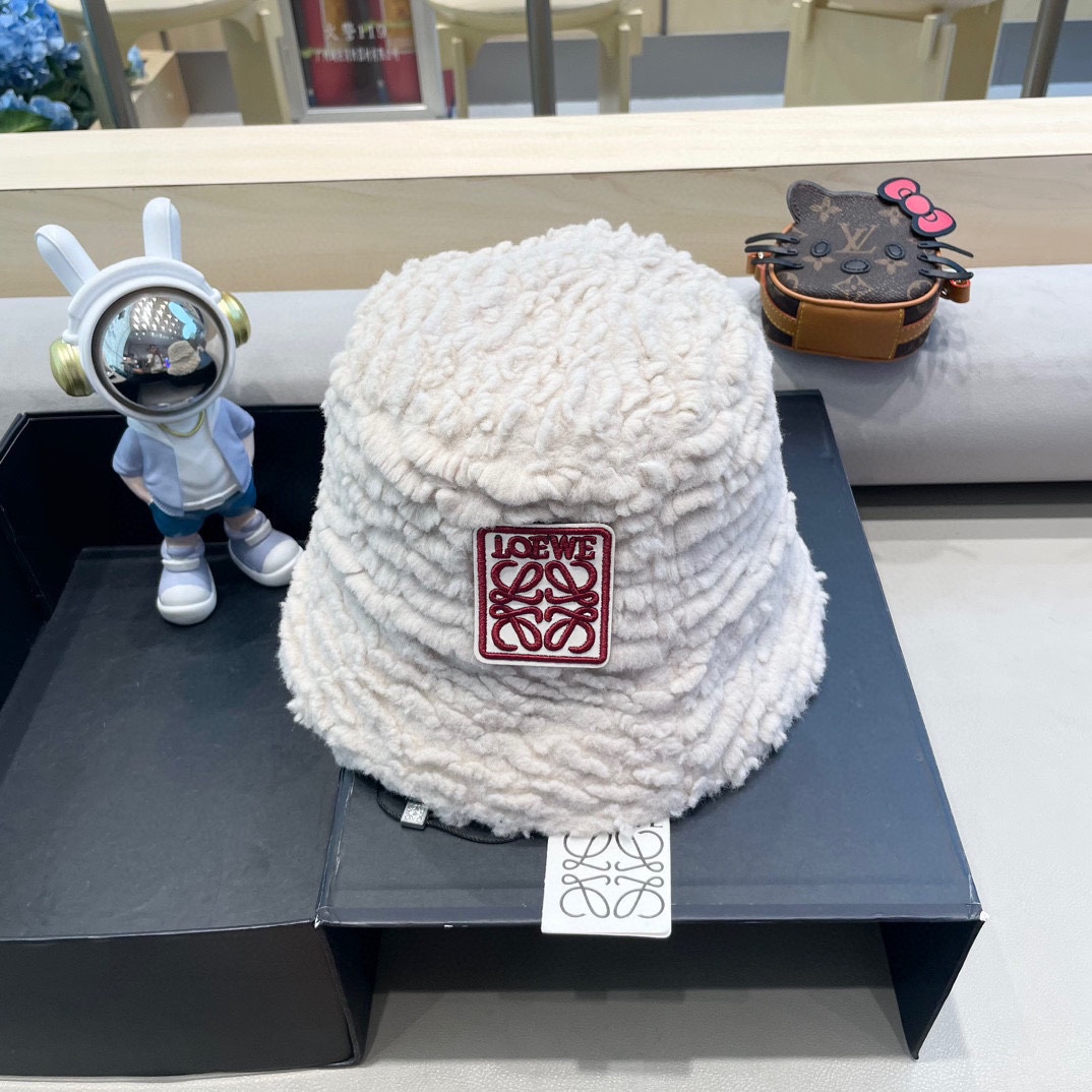 Loew*羊羔毛渔夫帽✔️满满精致的细节让人爱不释手，时髦精们都应有一顶😎定制面料 质感扛扛的