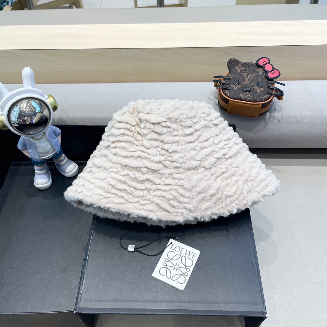 Loew*羊羔毛渔夫帽✔️满满精致的细节让人爱不释手，时髦精们都应有一顶😎定制面料 质感扛扛的