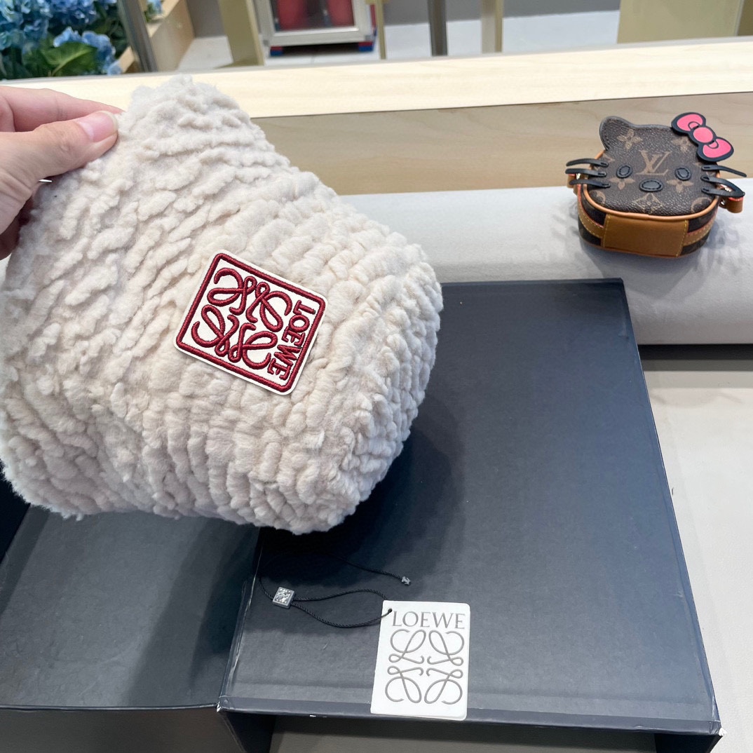 Loew*羊羔毛渔夫帽✔️满满精致的细节让人爱不释手，时髦精们都应有一顶😎定制面料 质感扛扛的