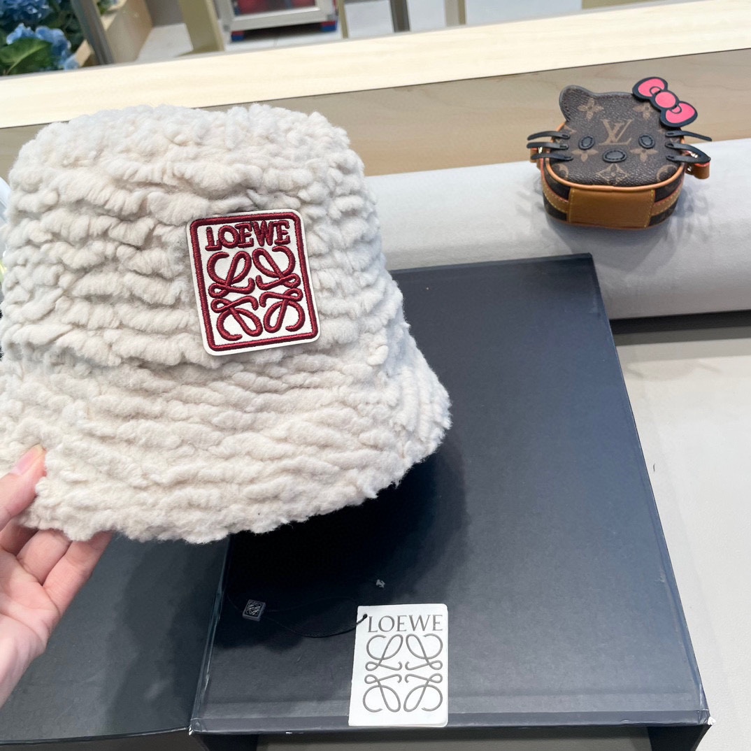 Loew*羊羔毛渔夫帽✔️满满精致的细节让人爱不释手，时髦精们都应有一顶😎定制面料 质感扛扛的