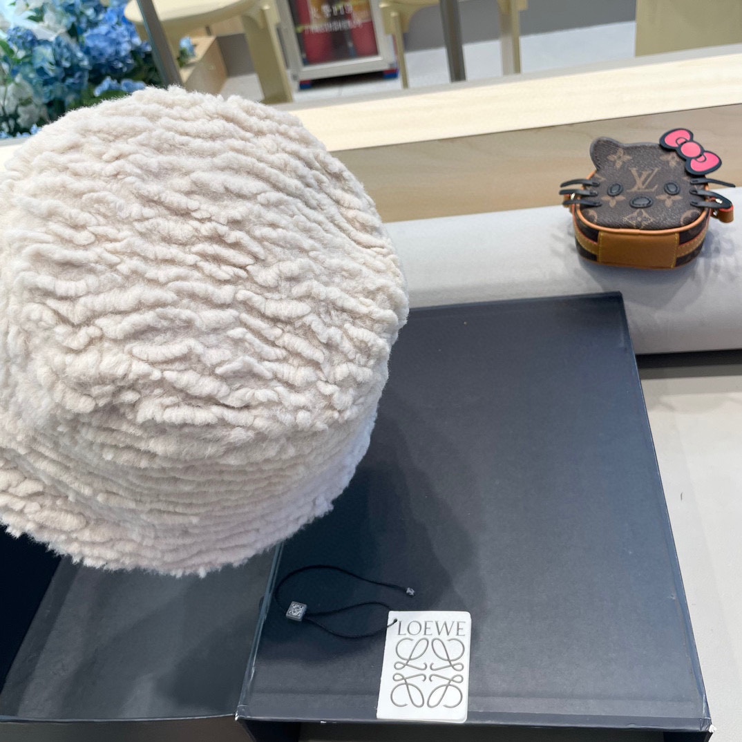 Loew*羊羔毛渔夫帽✔️满满精致的细节让人爱不释手，时髦精们都应有一顶😎定制面料 质感扛扛的