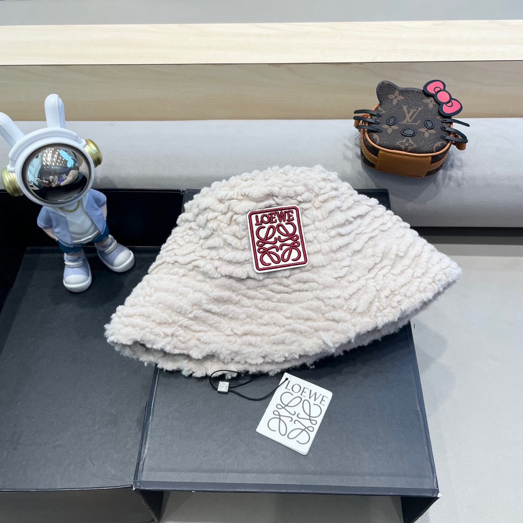 Loew*羊羔毛渔夫帽✔️满满精致的细节让人爱不释手，时髦精们都应有一顶😎定制面料 质感扛扛的