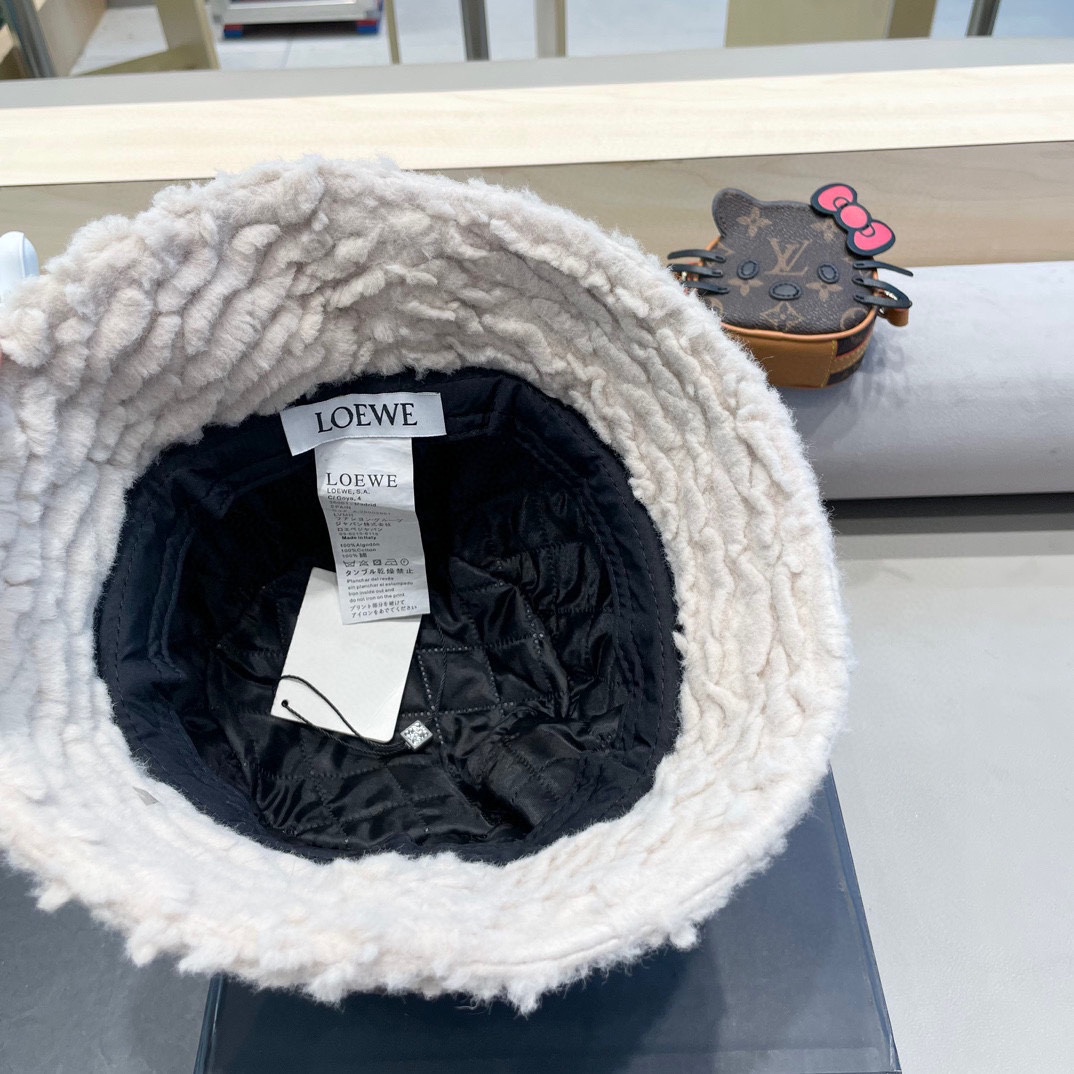 Loew*羊羔毛渔夫帽✔️满满精致的细节让人爱不释手，时髦精们都应有一顶😎定制面料 质感扛扛的