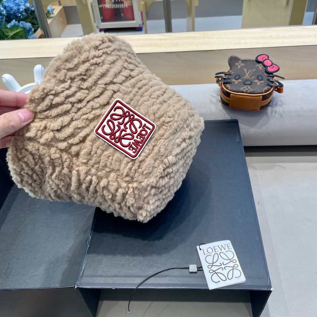 Loew*羊羔毛渔夫帽✔️满满精致的细节让人爱不释手，时髦精们都应有一顶😎定制面料 质感扛扛的