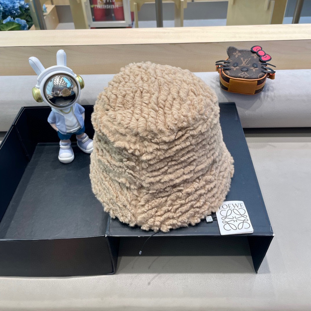 Loew*羊羔毛渔夫帽✔️满满精致的细节让人爱不释手，时髦精们都应有一顶😎定制面料 质感扛扛的