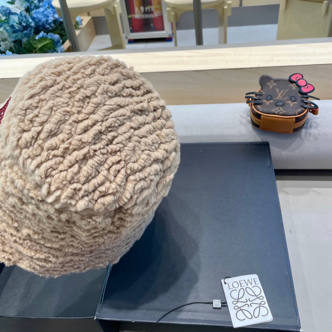 Loew*羊羔毛渔夫帽✔️满满精致的细节让人爱不释手，时髦精们都应有一顶😎定制面料 质感扛扛的