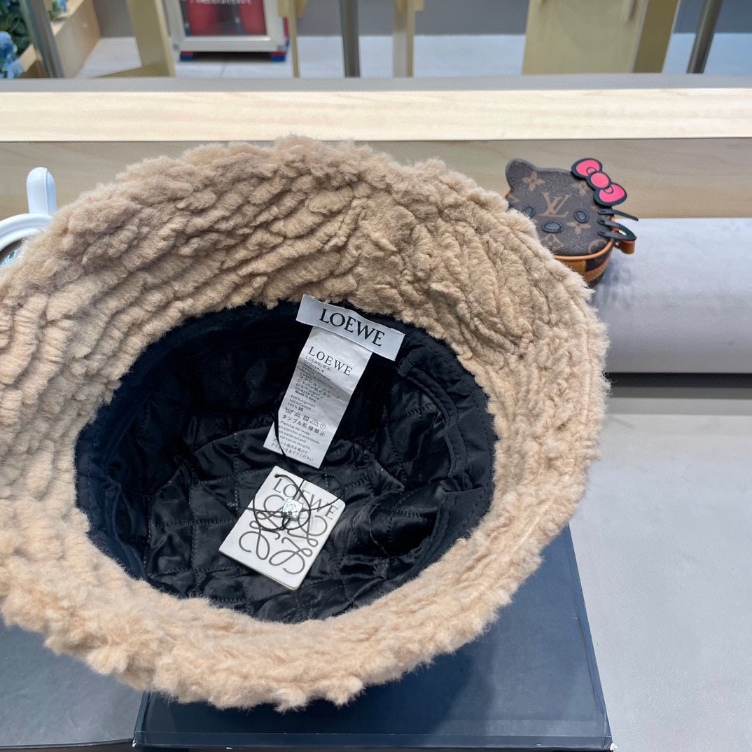Loew*羊羔毛渔夫帽✔️满满精致的细节让人爱不释手，时髦精们都应有一顶😎定制面料 质感扛扛的