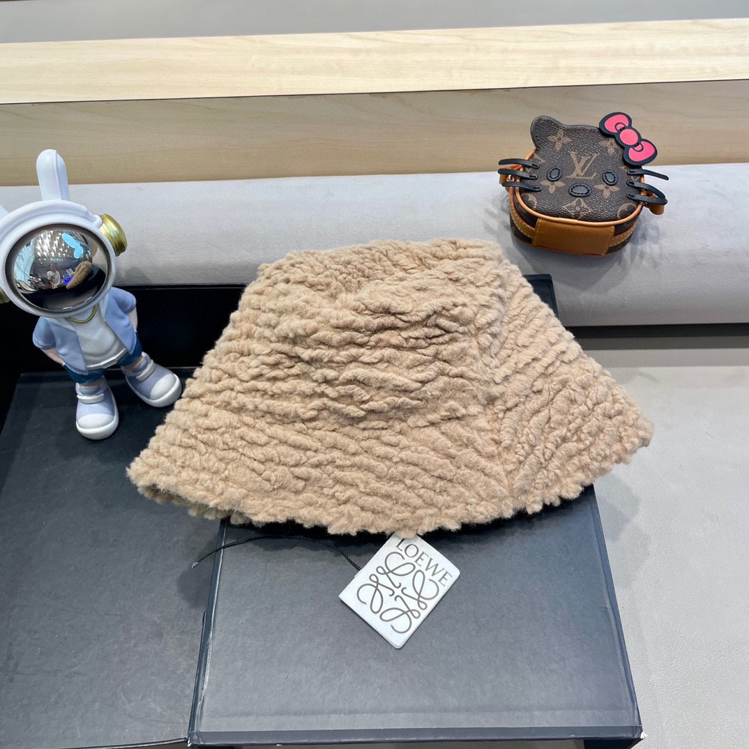 Loew*羊羔毛渔夫帽✔️满满精致的细节让人爱不释手，时髦精们都应有一顶😎定制面料 质感扛扛的
