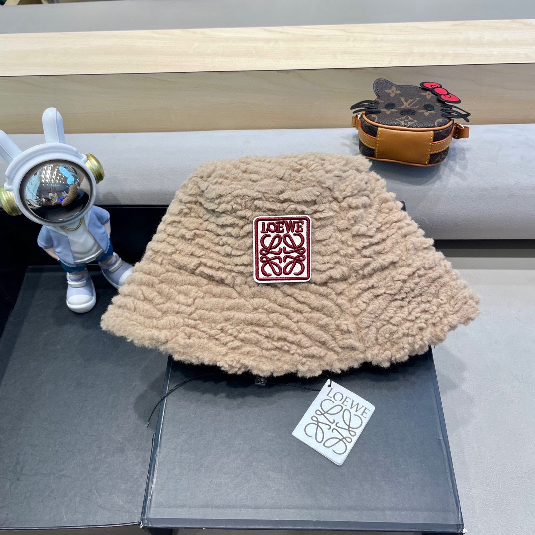 Loew*羊羔毛渔夫帽✔️满满精致的细节让人爱不释手，时髦精们都应有一顶😎定制面料 质感扛扛的