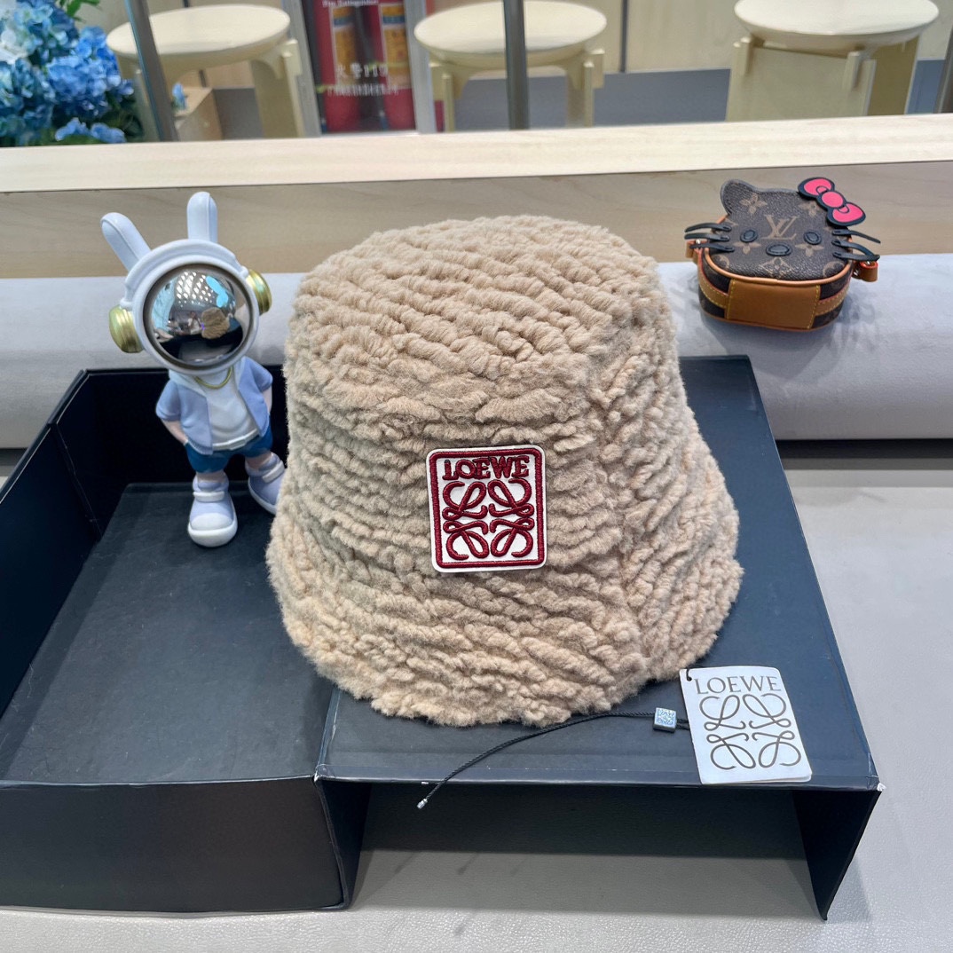 Loew*羊羔毛渔夫帽✔️满满精致的细节让人爱不释手，时髦精们都应有一顶😎定制面料 质感扛扛的