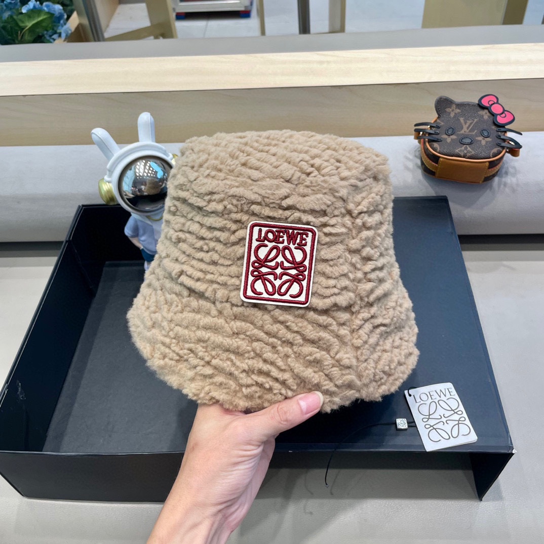 Loew*羊羔毛渔夫帽✔️满满精致的细节让人爱不释手，时髦精们都应有一顶😎定制面料 质感扛扛的