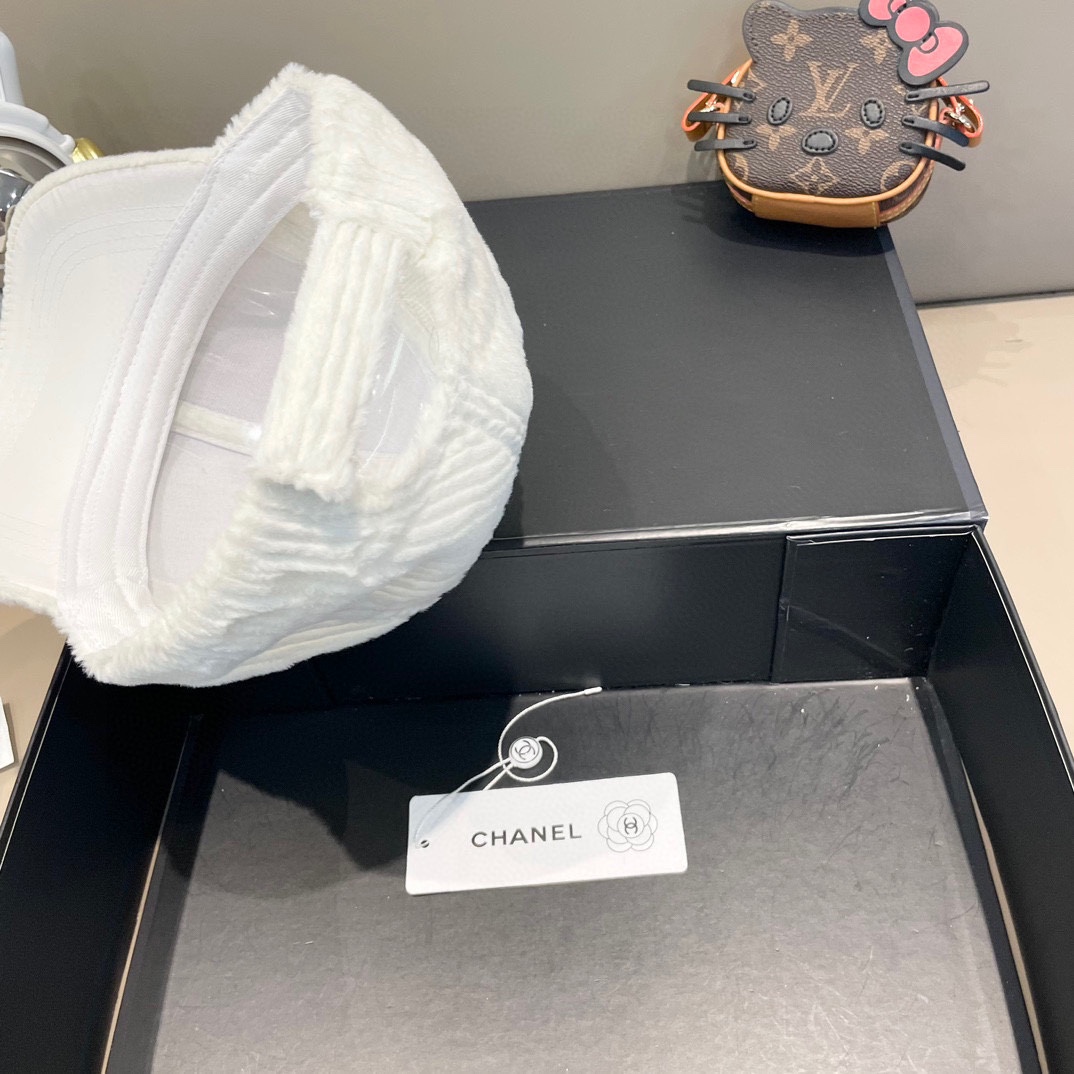  【CHANEL香奈儿】新款秋冬小香风款棒球帽🧢，毛绒绒的非常舒服 大牌款超好搭配，闭眼入的一款