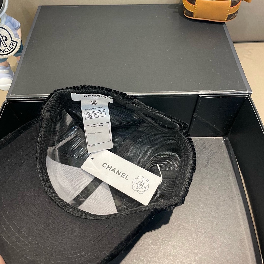  【CHANEL香奈儿】新款秋冬小香风款棒球帽🧢，毛绒绒的非常舒服 大牌款超好搭配，闭眼入的一款