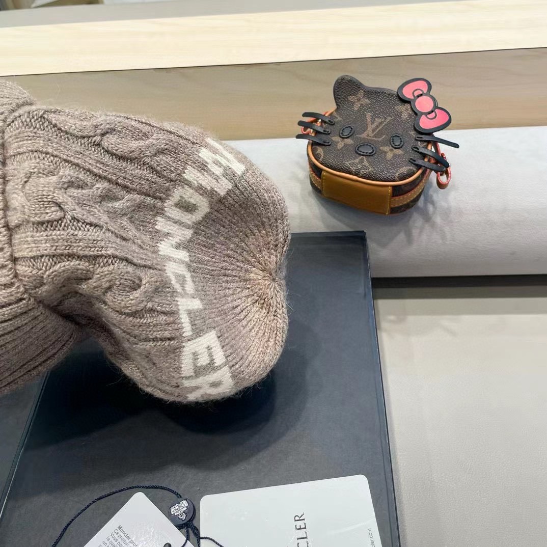   蒙口moncler 带球针织毛线帽！小姐姐的冬日最爱～随便搭配什么衣服都好看！又减龄又显可爱的一款～