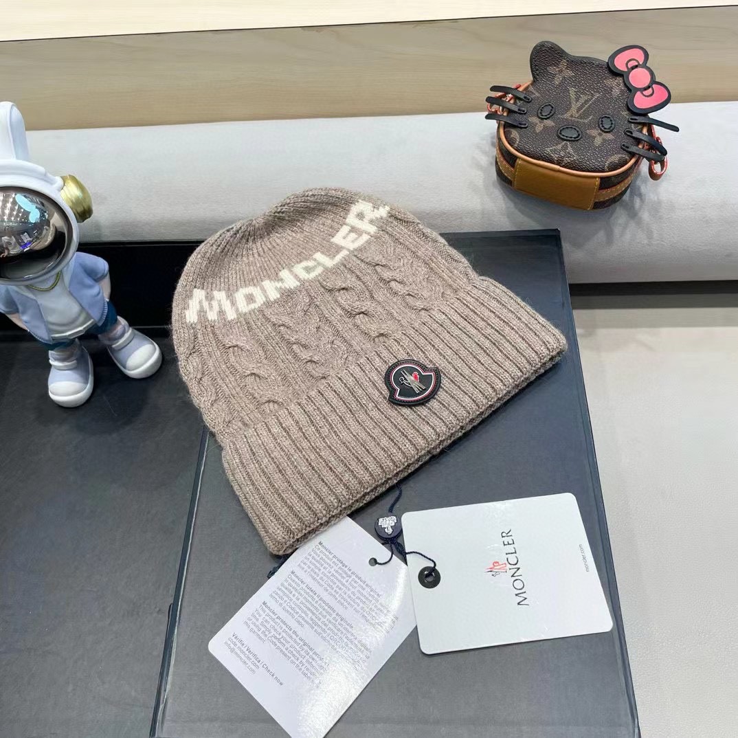   蒙口moncler 带球针织毛线帽！小姐姐的冬日最爱～随便搭配什么衣服都好看！又减龄又显可爱的一款～