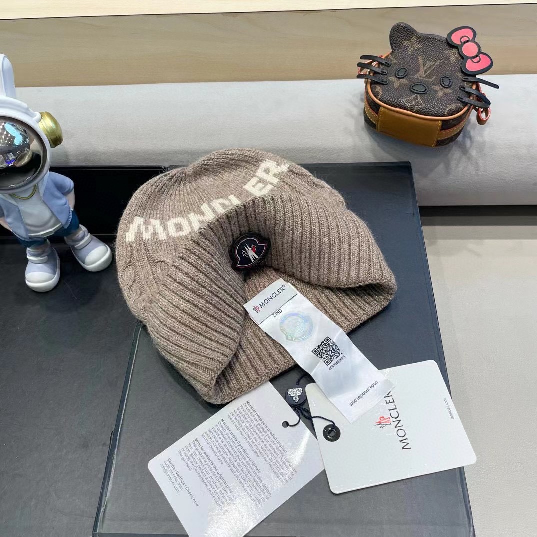   蒙口moncler 带球针织毛线帽！小姐姐的冬日最爱～随便搭配什么衣服都好看！又减龄又显可爱的一款～
