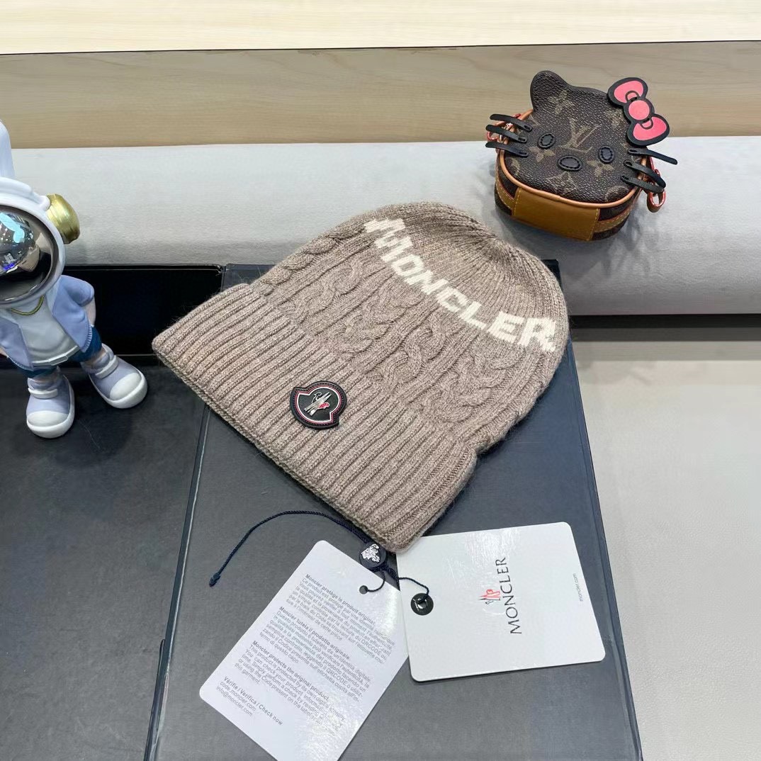   蒙口moncler 带球针织毛线帽！小姐姐的冬日最爱～随便搭配什么衣服都好看！又减龄又显可爱的一款～