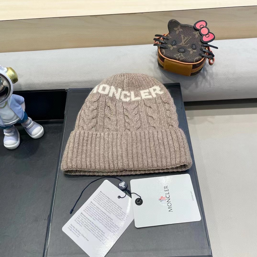   蒙口moncler 带球针织毛线帽！小姐姐的冬日最爱～随便搭配什么衣服都好看！又减龄又显可爱的一款～