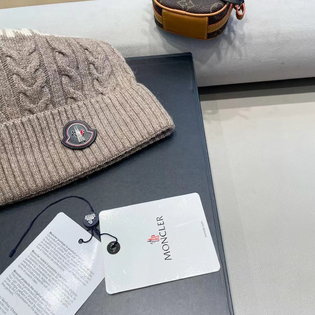   蒙口moncler 带球针织毛线帽！小姐姐的冬日最爱～随便搭配什么衣服都好看！又减龄又显可爱的一款～