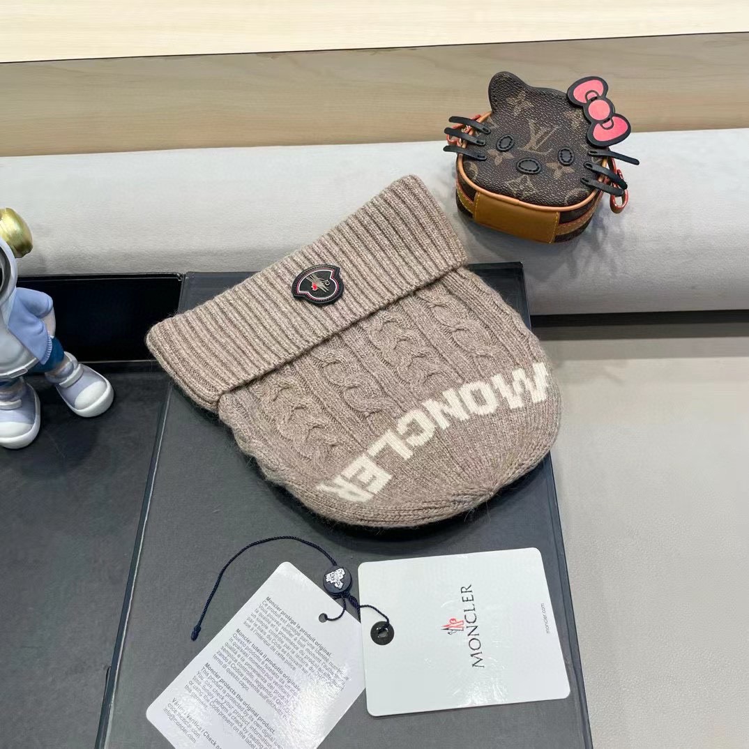   蒙口moncler 带球针织毛线帽！小姐姐的冬日最爱～随便搭配什么衣服都好看！又减龄又显可爱的一款～