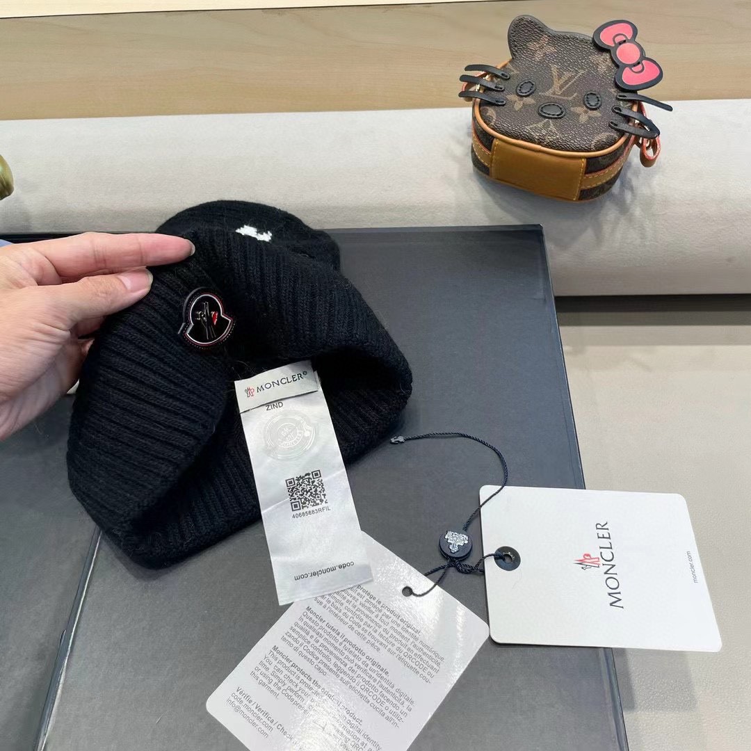   蒙口moncler 带球针织毛线帽！小姐姐的冬日最爱～随便搭配什么衣服都好看！又减龄又显可爱的一款～