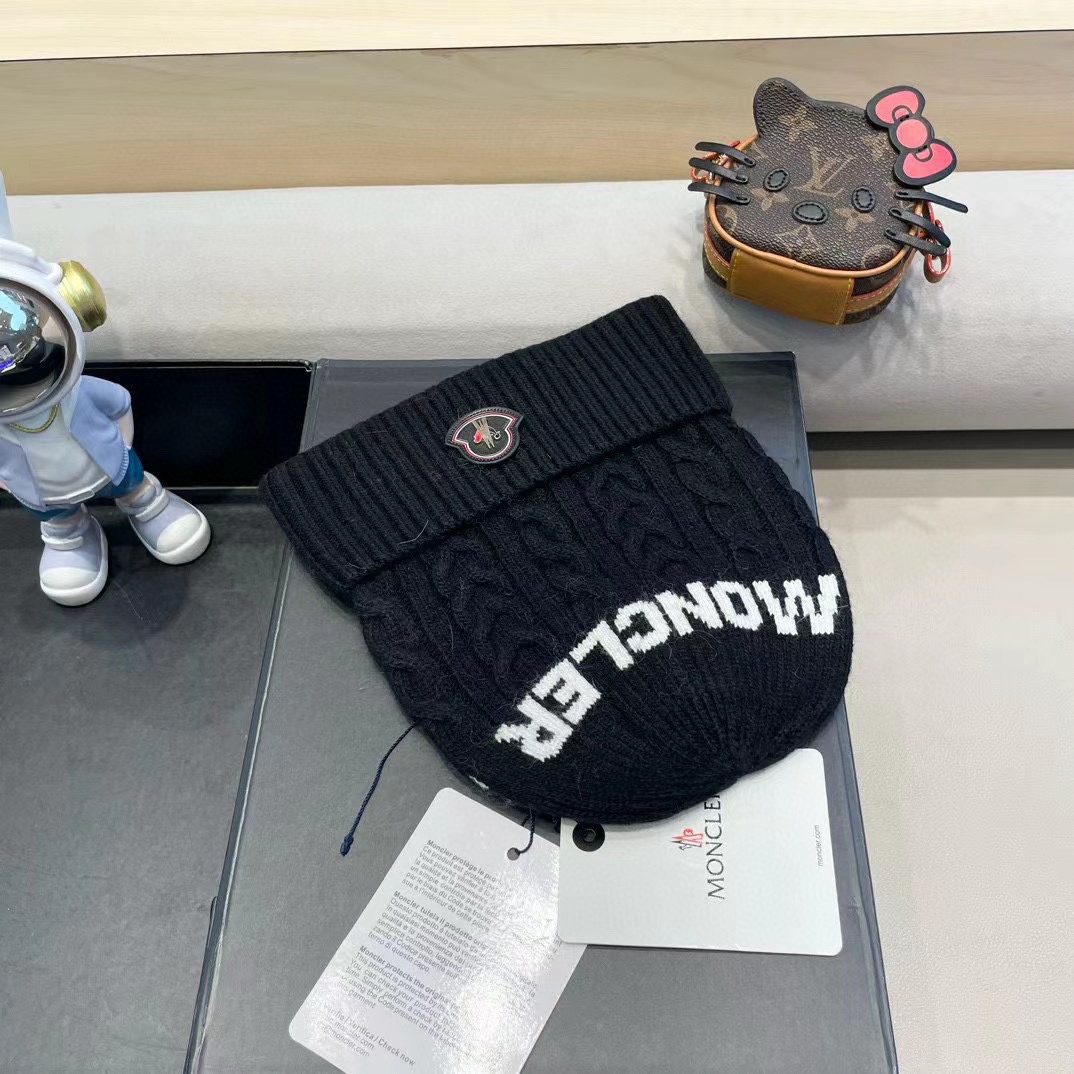   蒙口moncler 带球针织毛线帽！小姐姐的冬日最爱～随便搭配什么衣服都好看！又减龄又显可爱的一款～
