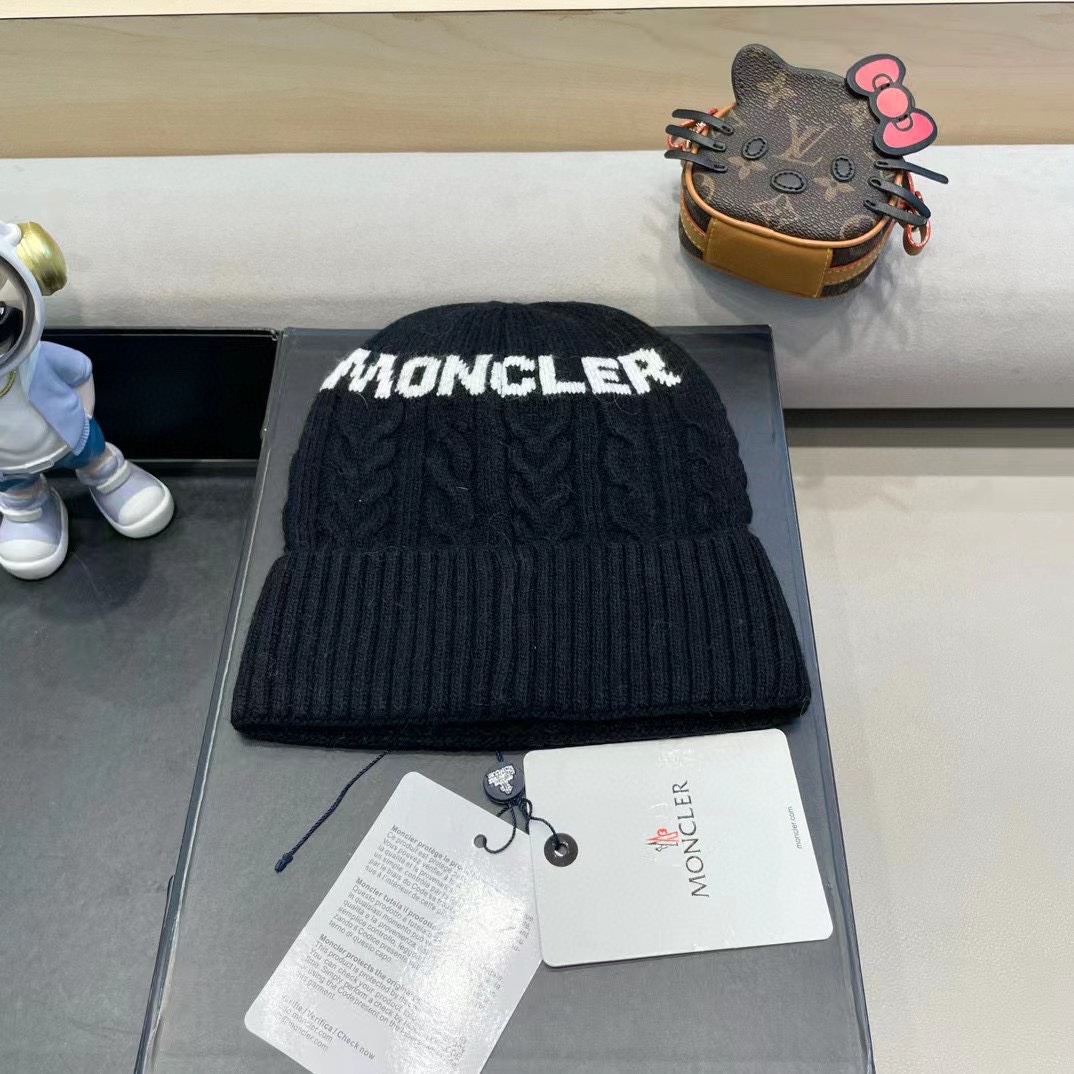   蒙口moncler 带球针织毛线帽！小姐姐的冬日最爱～随便搭配什么衣服都好看！又减龄又显可爱的一款～