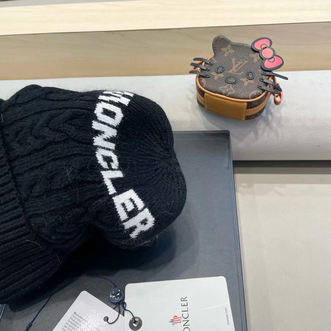  蒙口moncler 带球针织毛线帽！小姐姐的冬日最爱～随便搭配什么衣服都好看！又减龄又显可爱的一款～