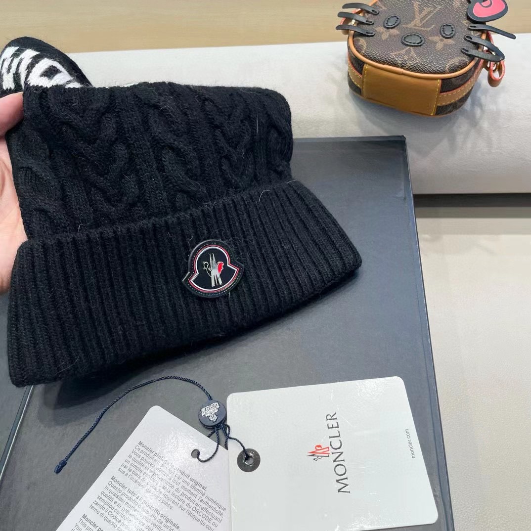   蒙口moncler 带球针织毛线帽！小姐姐的冬日最爱～随便搭配什么衣服都好看！又减龄又显可爱的一款～