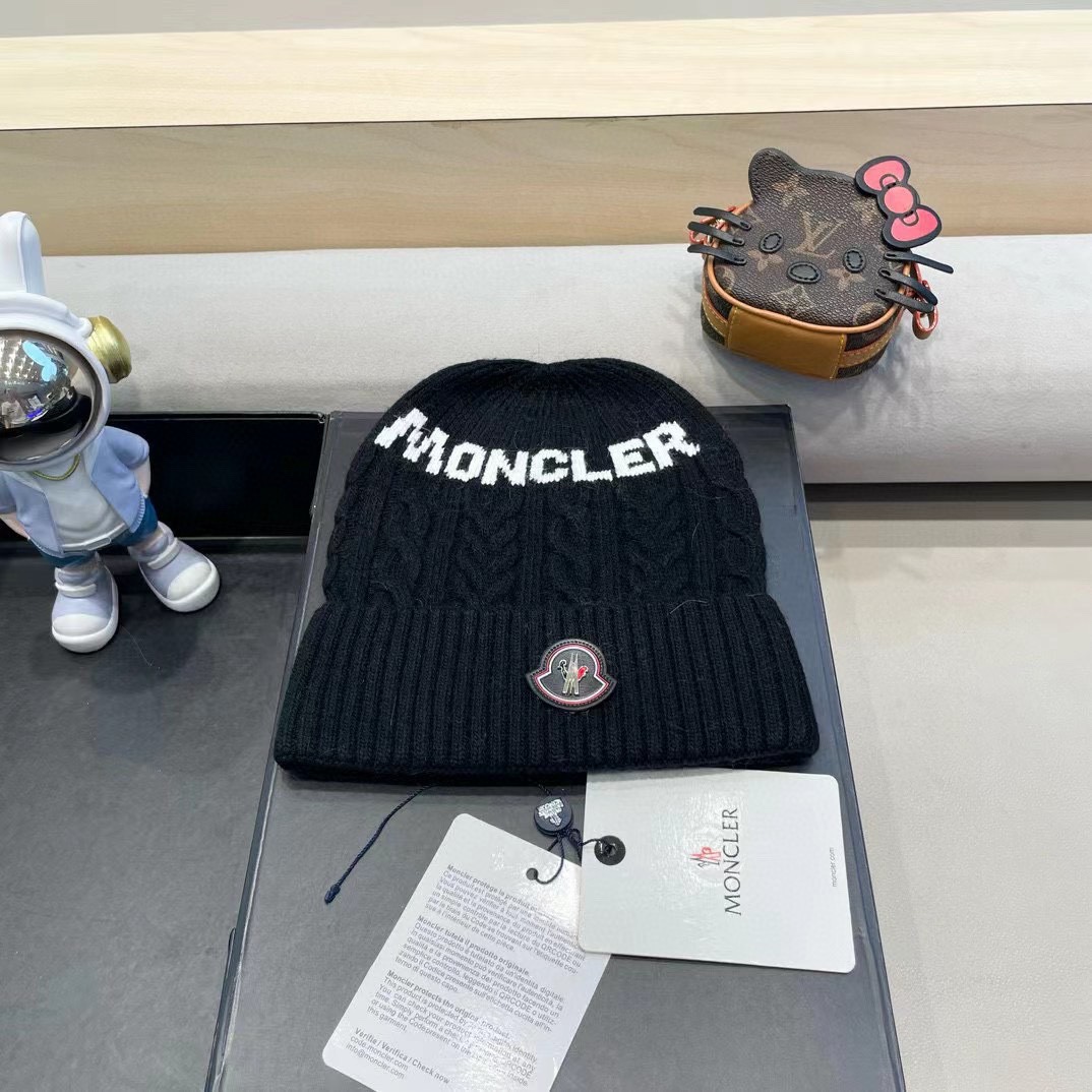   蒙口moncler 带球针织毛线帽！小姐姐的冬日最爱～随便搭配什么衣服都好看！又减龄又显可爱的一款～