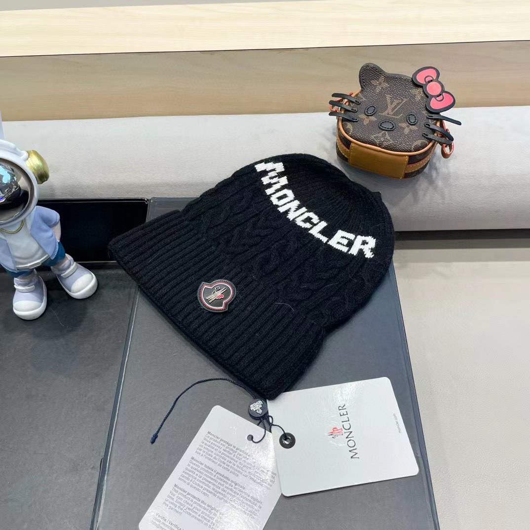   蒙口moncler 带球针织毛线帽！小姐姐的冬日最爱～随便搭配什么衣服都好看！又减龄又显可爱的一款～