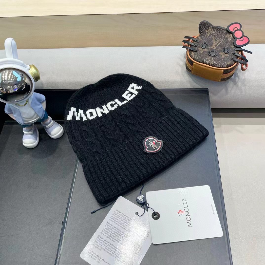   蒙口moncler 带球针织毛线帽！小姐姐的冬日最爱～随便搭配什么衣服都好看！又减龄又显可爱的一款～