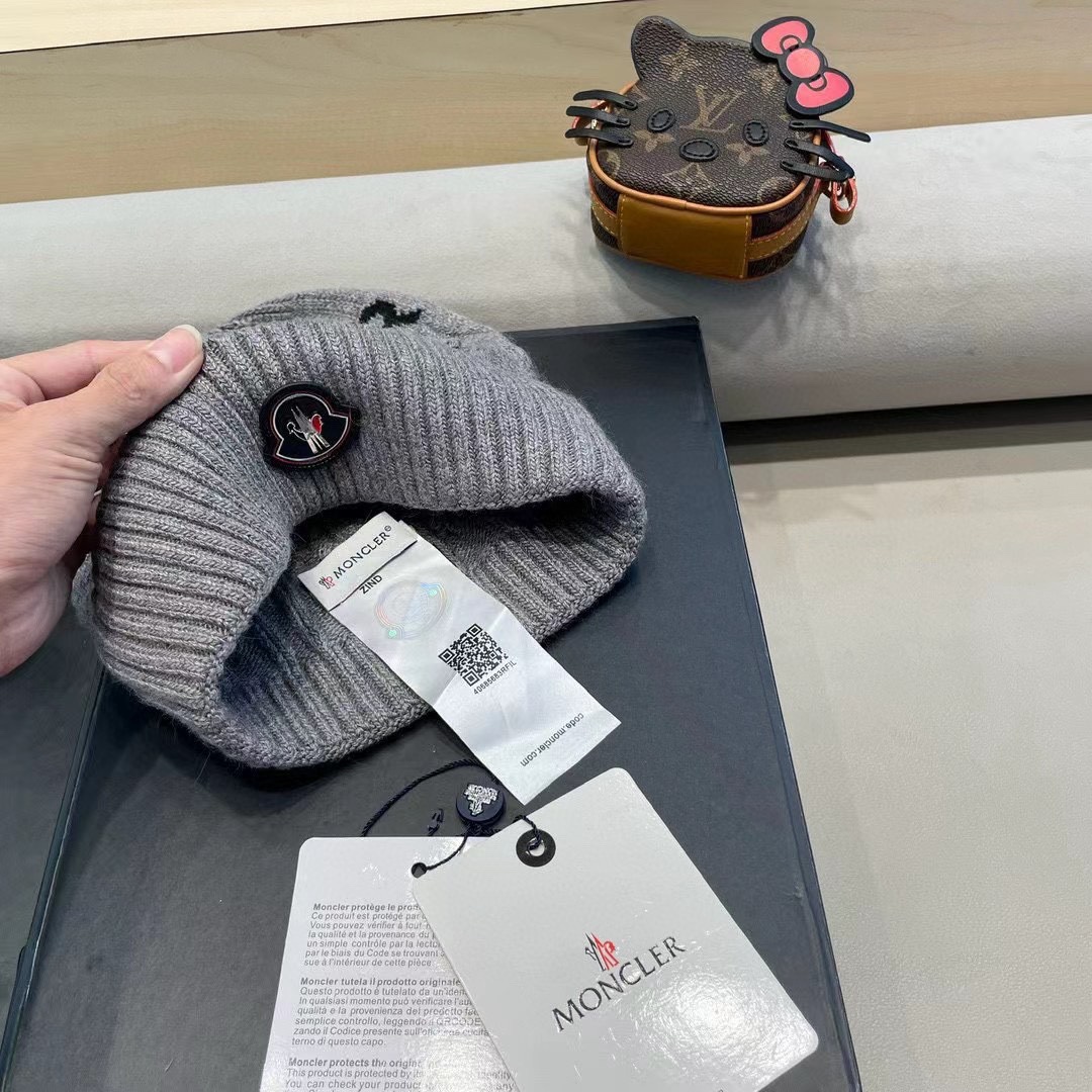   蒙口moncler 带球针织毛线帽！小姐姐的冬日最爱～随便搭配什么衣服都好看！又减龄又显可爱的一款～