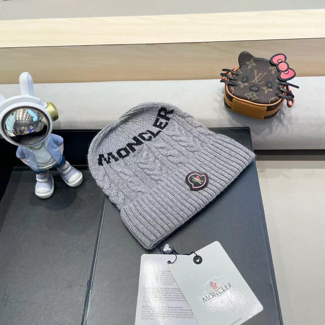   蒙口moncler 带球针织毛线帽！小姐姐的冬日最爱～随便搭配什么衣服都好看！又减龄又显可爱的一款～