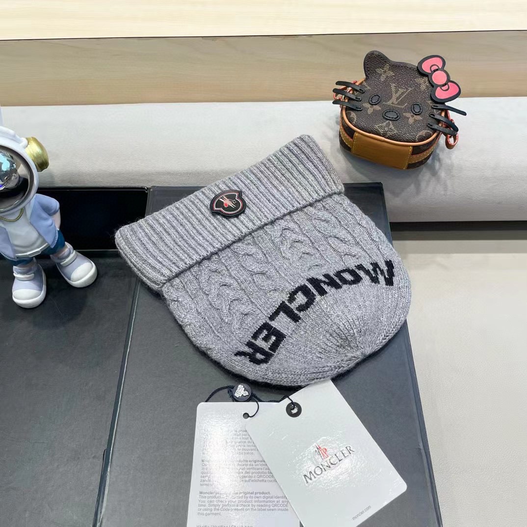   蒙口moncler 带球针织毛线帽！小姐姐的冬日最爱～随便搭配什么衣服都好看！又减龄又显可爱的一款～