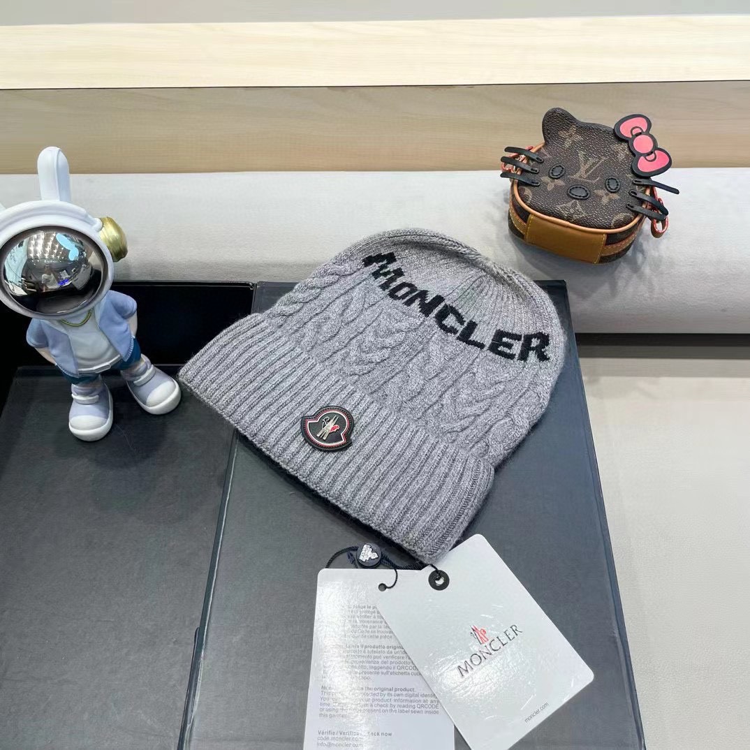   蒙口moncler 带球针织毛线帽！小姐姐的冬日最爱～随便搭配什么衣服都好看！又减龄又显可爱的一款～